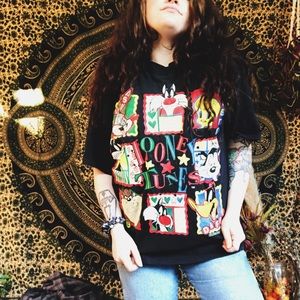 VINTAGE OVERSIZED LOONEY TUNES TEE